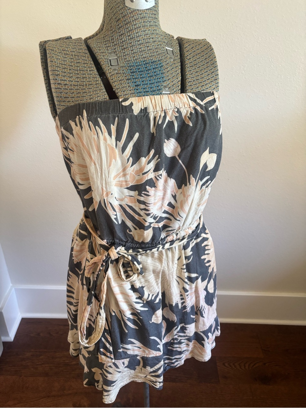 cloth & stone Floral Strapless Dress in Charcoal and Blush